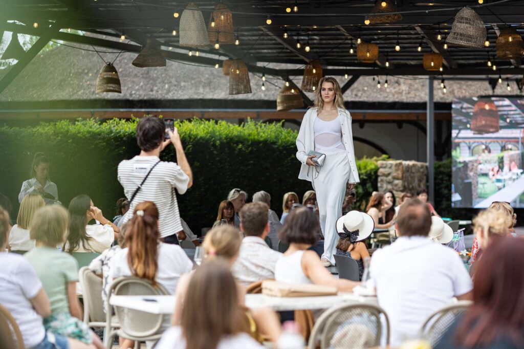 divatbemutató, manökenek