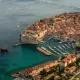 Dubrovnik történelmi óvárosa és kikötője madártávlatból. Kép: CNTB / Luka Esenko